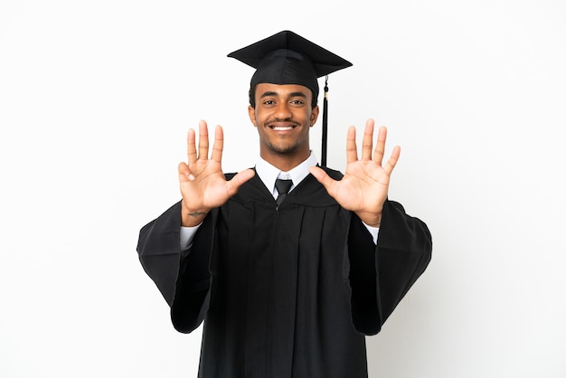 Afroamerikanischer Universitätsabsolvent über isoliertem weißem Hintergrund, der neun mit den Fingern zählt