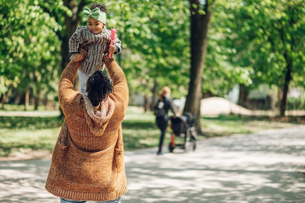 Afroamerikanischer Vater verbringt Zeit mit seiner Tochter im Park