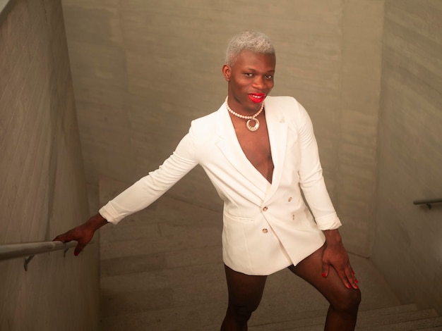 Afroamerikanisches androgynes Modell, das auf Treppen steht