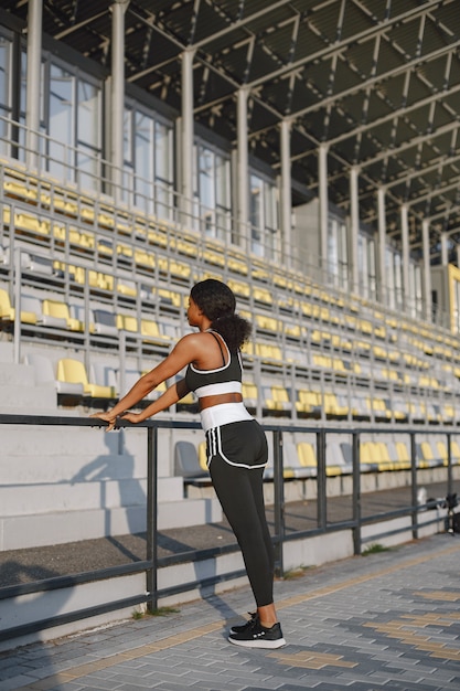 Afroamerikanisches Fitnessmodel trainiert im Freien