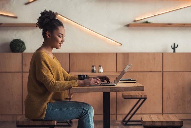 Afroamerikanisches Mädchen im Café