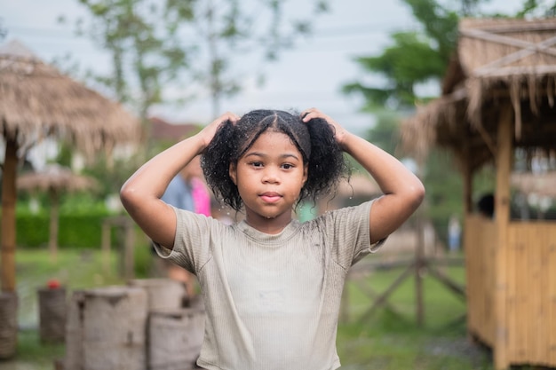 Afroamerikanisches Mädchen steht und lächelt zuversichtlich