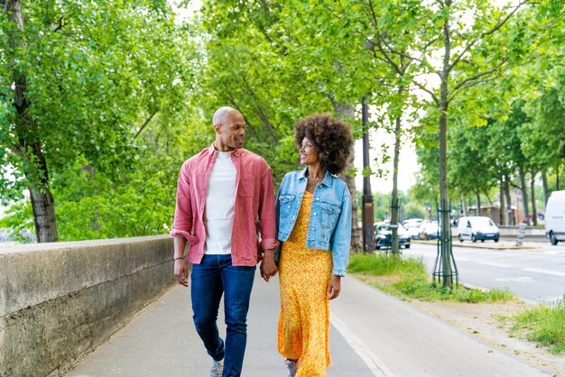 Afroamerikanisches schönes verliebtes Paar, das Paris besucht