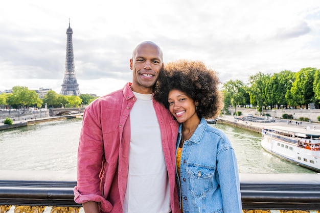 Afroamerikanisches schönes verliebtes Paar, das Paris besucht