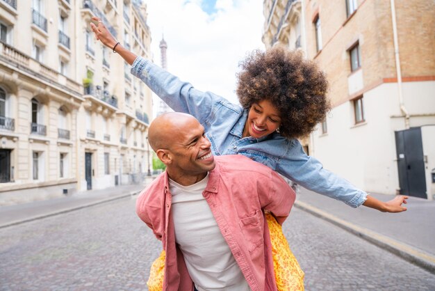 Afroamerikanisches schönes verliebtes Paar, das Paris besucht