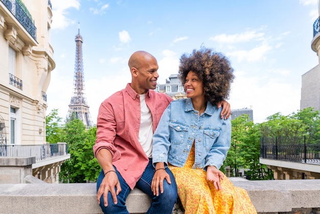 Afroamerikanisches schönes verliebtes Paar, das Paris besucht
