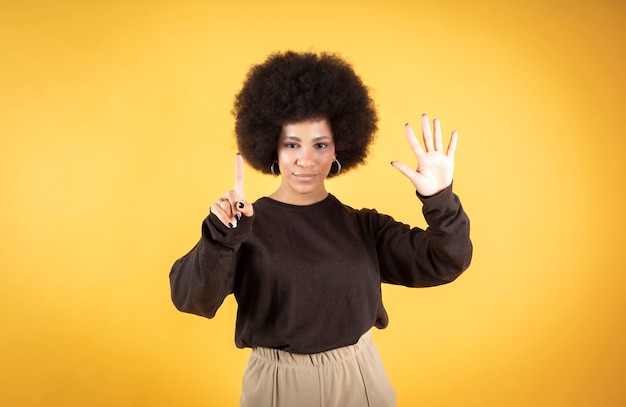 Afrofrau, die mit ihren Händen gestikuliert
