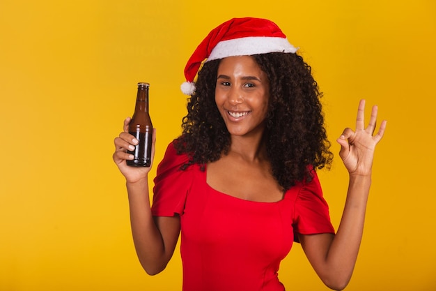 Afrofrau mit Bierflasche