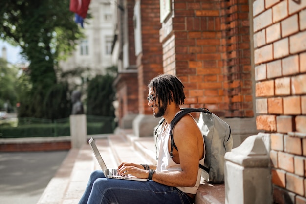 Foto afrokursteilnehmer, der an einem laptop arbeitet