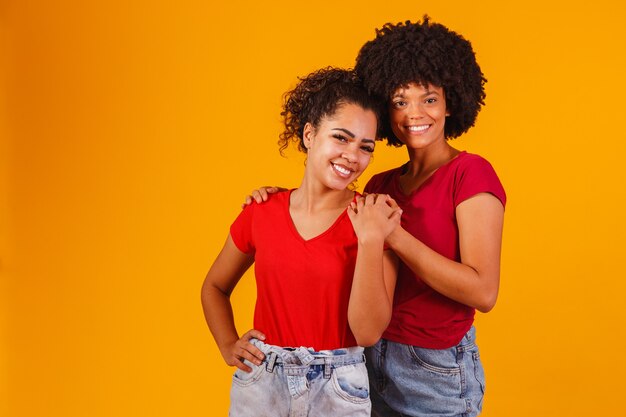 Afrolesbisches Paar auf Gelb. homo-affektives paar