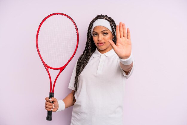 Afroschwarze Frau mit geflochtenem Tenniskonzept