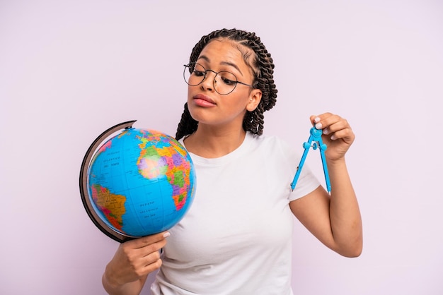 Afroschwarze Frau mit Zöpfen mit Erdplanetenmodell