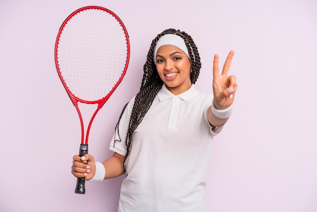 Afroschwarze Frau mit Zöpfen. Tennis-Konzept