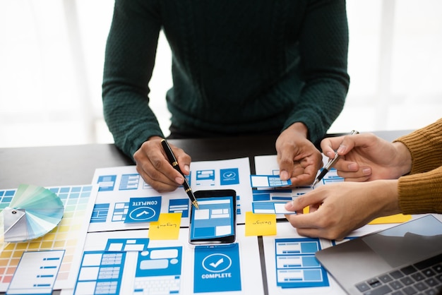 Agencia de desarrollo digital creativo Diseñador gráfico UX planificación proceso de aplicación desarrollo prototipo estructura alámbrica para teléfono inteligente web