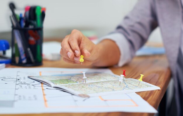 Agencia de viajes mapa pin y manos de mujer planificación turismo destino vacaciones ubicación o ruta de transporte Agente de oficina de vacaciones o persona de primer plano con plan de turismo mundial o internacional