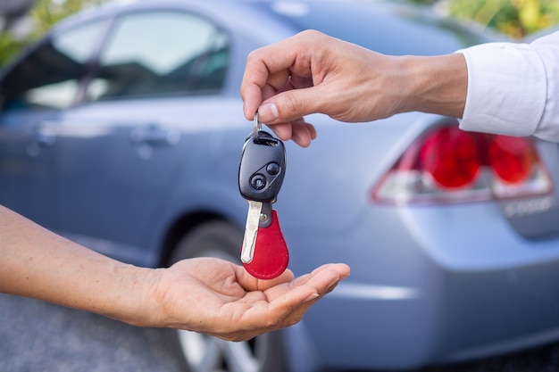 Las agencias de ventas están vendiendo autos y entregando llaves a los nuevos propietarios. vender coche o coche de alquiler