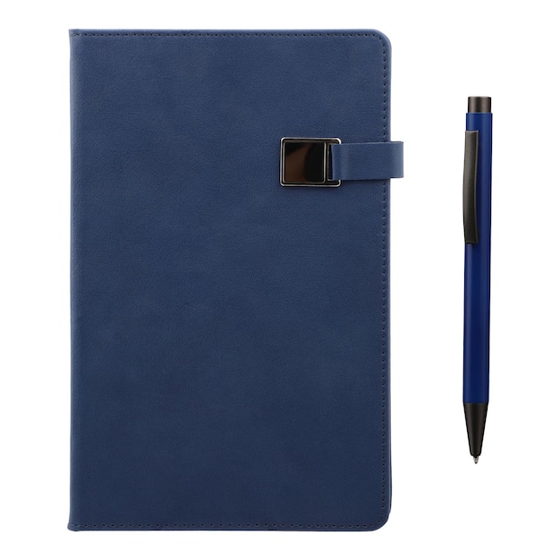 Agenda azul e caneta sobre um fundo branco isolado