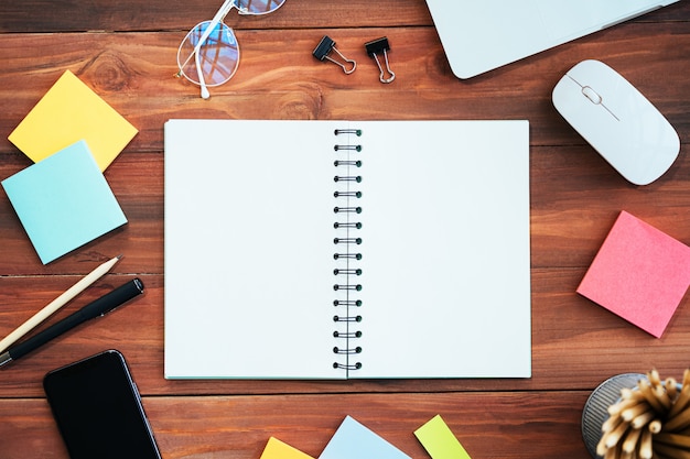 Foto agenda de negócios em uma mesa de madeira