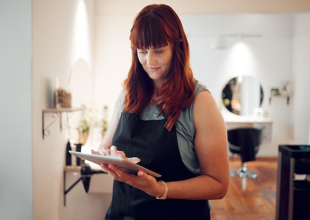 Foto agenda digital de tablet e salão de beleza para agenda de pequenas empresas, reserva na internet ou gerenciamento de clientes