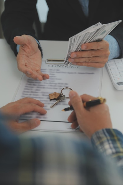 El agente de bienes raíces y el cliente firman un contrato para comprar un seguro de casa o prestar un inmueble, alquilar una casa, obtener un seguro o prestar un inmueble o propiedad