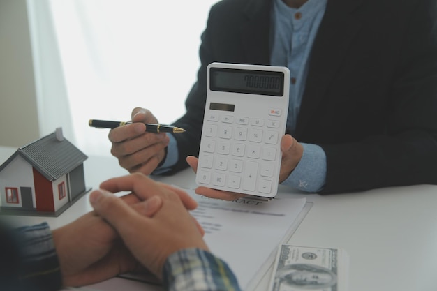 El agente de bienes raíces y el cliente firman un contrato para comprar un seguro de casa o prestar un inmueble, alquilar una casa, obtener un seguro o prestar un inmueble o propiedad