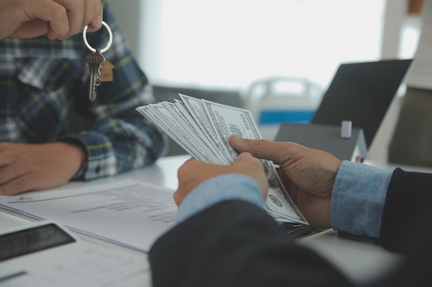 El agente de bienes raíces y el cliente firman un contrato para comprar un seguro de casa o prestar un inmueble, alquilar una casa, obtener un seguro o prestar un inmueble o propiedad