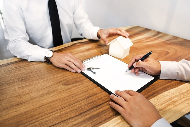 Agente de bienes raíces con el cliente haciendo la firma del contrato comprar / alquilar una casa