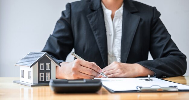 Agente de bienes raíces trabajo firmar contrato de documento de acuerdo para el seguro de la casa
