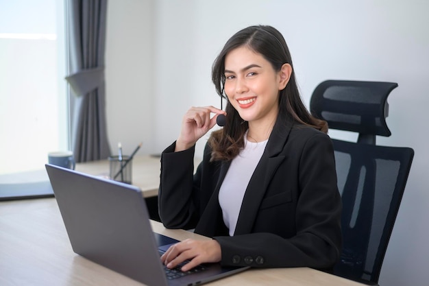 Agente de call center femenino con auriculares consultando clientes cliente en línea