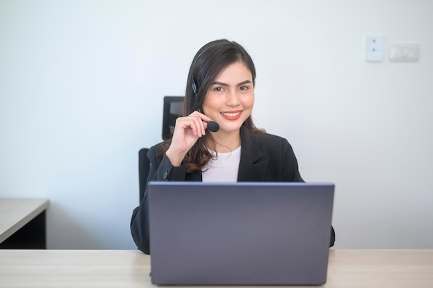 Agente de call center femenino con auriculares consultando clientes cliente en línea