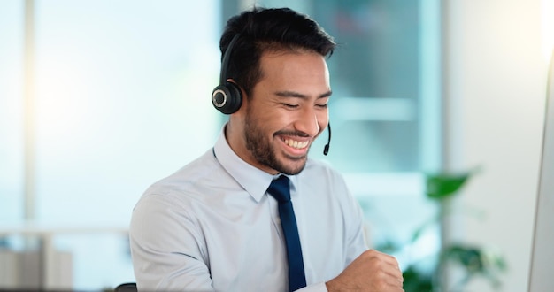 Agente del centro de llamadas consultando a un comprador a través de una videollamada en una oficina Un joven vendedor amigable hablando con un cliente en una reunión virtual Un empleado de servicio al cliente asesorando a un consumidor