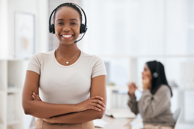 Agente de centro de llamadas de mujer negra feliz y personal de atención al cliente en ventas digitales en línea y servicio de oficina de telemarketing con un consultor de crm sonriente y empleado de servicio al cliente de compras en línea