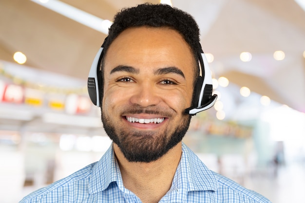 Agente de centro de llamadas profesional corporativo con auriculares en la cabeza