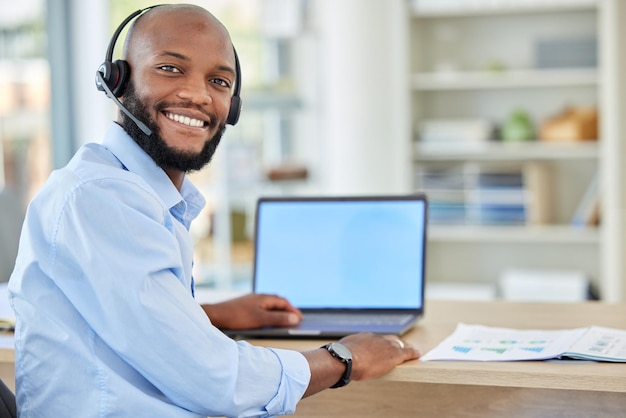 Agente del centro de llamadas vendedor negro y soporte de consultoría o asesoramiento con auriculares y computadora portátil Retrato africano y consultor crm telemarketing y contáctenos trabajo o operador de servicio al cliente