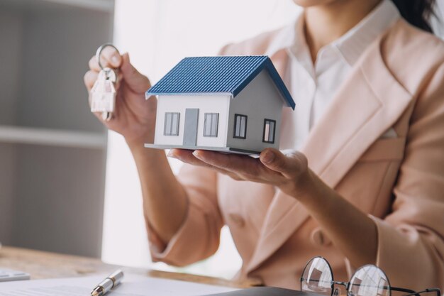 Agente de corretaje de bienes raíces Entregar una muestra de una casa modelo al contrato de préstamo hipotecario del cliente Arrendar y comprar una casa Y contratar el concepto de seguro de hogar