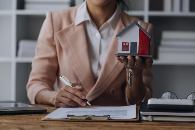 Agente corretor de imóveis apresentando e consultando o cliente para tomada de decisão assinar contrato de seguro de compra e venda modelo de casa sobre oferta de empréstimo hipotecário e seguro de casa