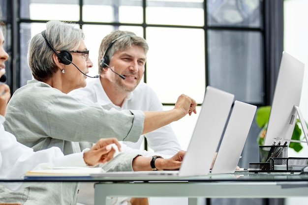 Agente de call center com fone de ouvido trabalhando na linha direta de suporte