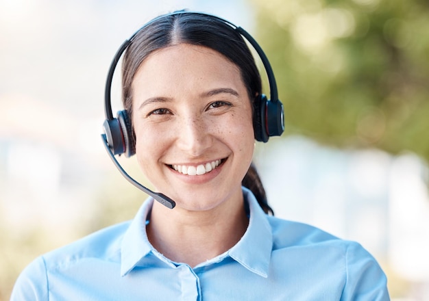 Agente de call center de retrato de mulher de vendas e funcionário de suporte de atendimento ao cliente para aconselhamento, ajuda e comunicação especializada ao ar livre Jovem consultor de internet rosto sorriso crm telemarketing e entre em contato conosco