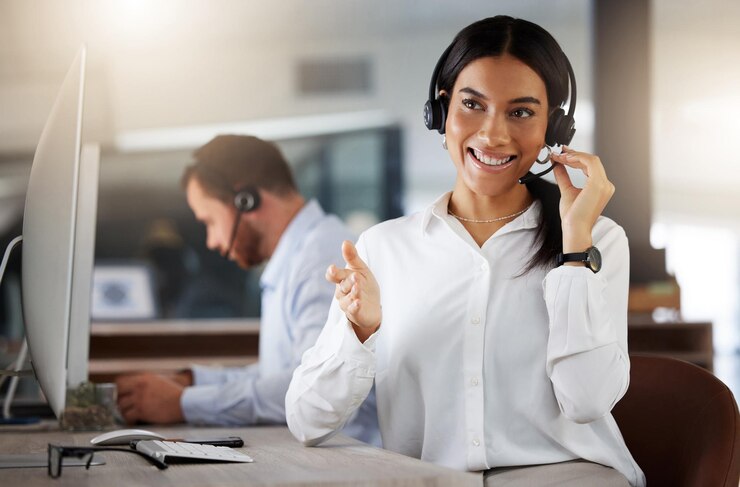 Foto agente de call center e mulher com fone de ouvido sorriso e consultoria para serviço ao cliente de seguros e suporte empregado de escritório e telemarketing para assistência de vendas e agência de help desk e emprego