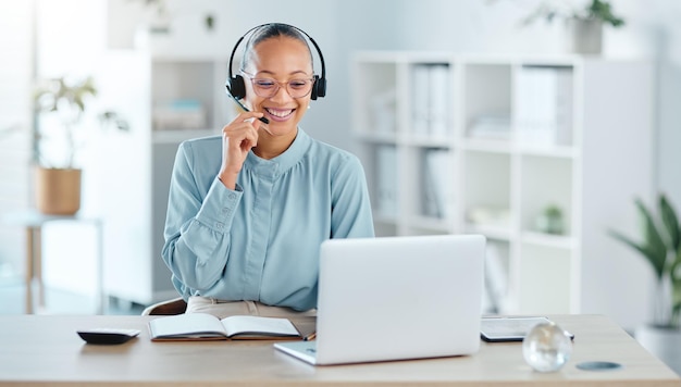 Agente de call center feliz ligando conversando e fazendo vendas on-line com um laptop e fone de ouvido moderno dentro de um escritório da empresa Consultor sorridente de comércio eletrônico promovendo serviços em empresa de telemarketing