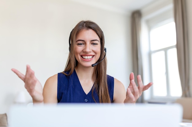 Agente de call center jovem trabalhando em um escritório Retrato de uma jovem empresária alegre falando em um fone de ouvido para clientes enquanto trabalhava dentro do escritório