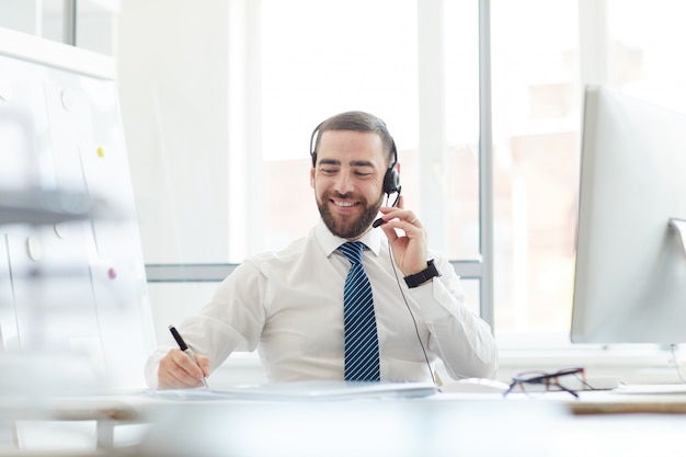 Agente de call center no trabalho