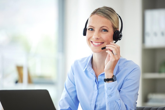 Agente de call center usando seu laptop no escritório. Agente de atendimento ao cliente sentado e trabalhando. Agente de call center usando seu laptop no escritório. Agente de atendimento ao cliente sentado e trabalhando.