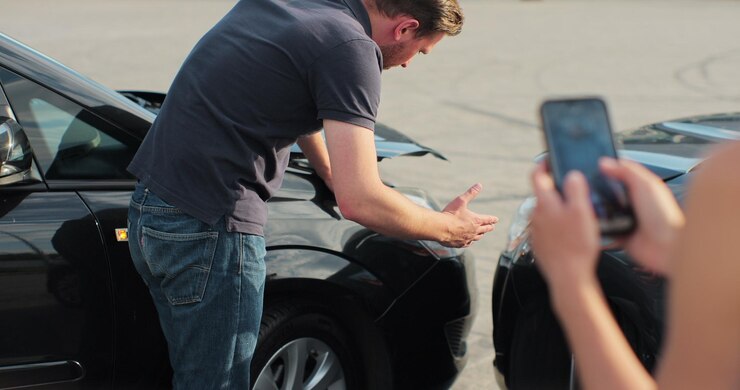 Foto agente de seguros de mulher inspeciona danos a um carro de homem e faz anotações em um smartphone mulher inspecionando conceito de seguro de carro quebrado