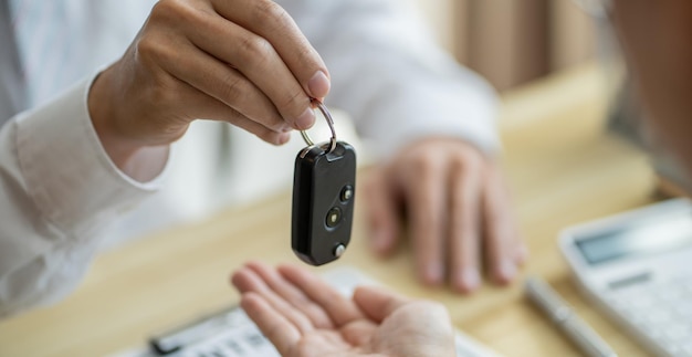 Agente de seguros do ajustador de perdas inspecionando o carro danificado x Gerente de vendas dando conselhos sobre o formulário de solicitação considerando a oferta de empréstimo hipotecário para seguro de carro