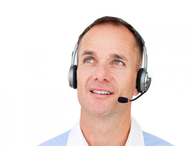Agente de serviço ao cliente atraente falando no fone de ouvido