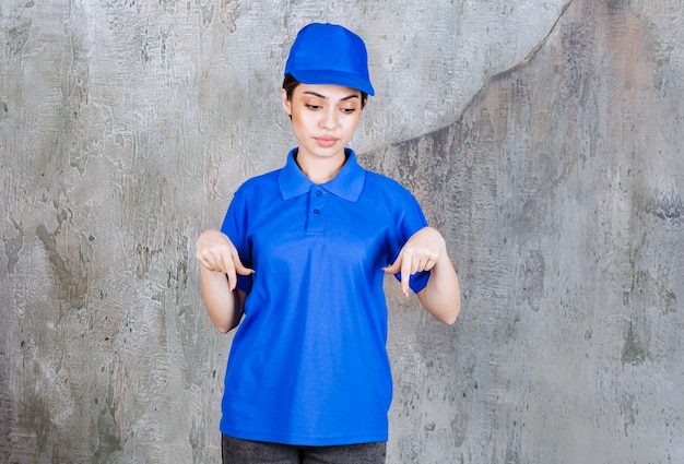 Agente de serviço feminino em uniforme azul aparecendo.