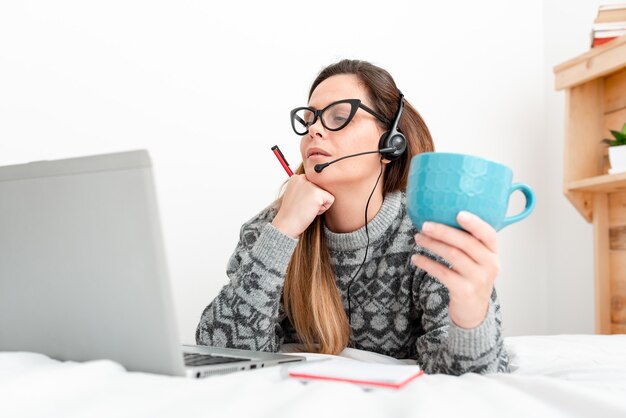 Agente do Callcenter trabalhando em casa, aluno preparando exames, lendo conteúdo de blog, assistindo vídeos interessantes na Internet, ouvindo podcasts, aprendendo coisas novas