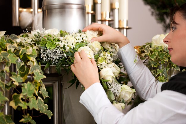 agente funerário feminino, preparando a urna