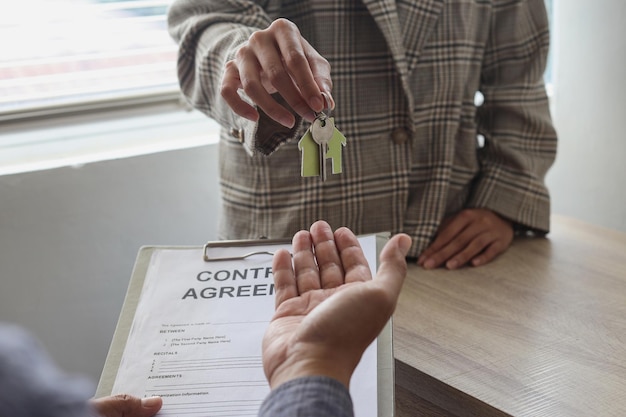 Foto agente imobiliário e cliente assinando contrato para comprar casa, seguro ou empréstimo imobiliário.